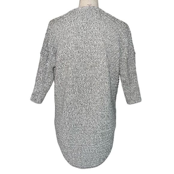 Express gray & white v-neck cable sweater medium - Picture 2 of 7